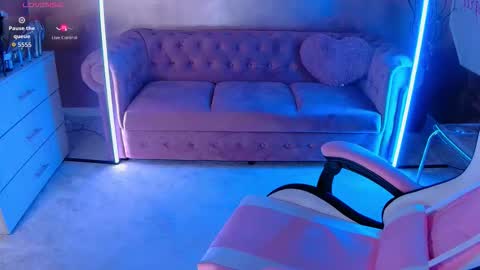 Snapshot of evanew_ chatting on 09/28/25, 04:23 Eva online show from 09/28/25, 04:23