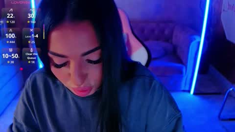 Snapshot of evanew_ chatting on 10/23/25, 04:06 Eva online show from 10/23/25, 04:06