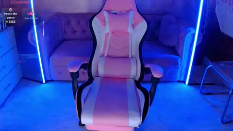 Snapshot of evanew_ chatting on 10/24/25, 04:58 Eva online show from 10/24/25, 04:58