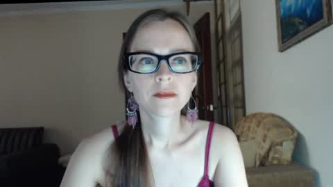 Snapshot of evangeline06 chatting on 06/18/26, 08:36 YourMistress online show from 06/18/26, 08:36