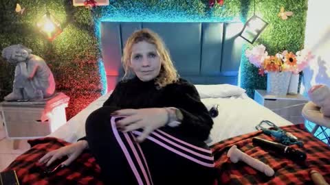 Snapshot of evangelyne_rose chatting on 03/08/26, 02:04 Evangelyne online show from 03/08/26, 02:04