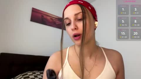Snapshot of evarenard_ chatting on 04/28/26, 05:18 evarenard_ online show from 04/28/26, 05:18