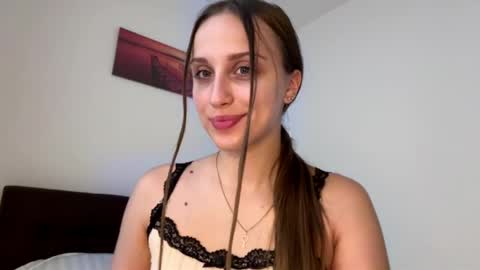 Snapshot of evarenard_ chatting on 06/07/26, 05:06 evarenard_ online show from 06/07/26, 05:06