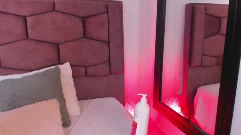 Snapshot of evaritz__ chatting on 12/20/24, 01:03 EVARITZ online show from 12/20/24, 01:03