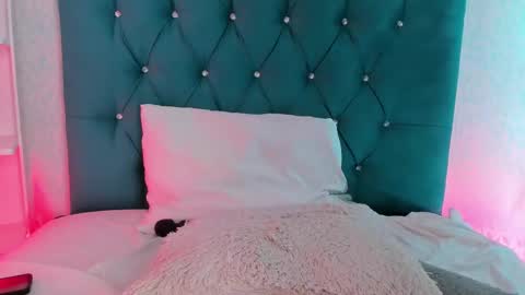 Snapshot of evaritz__ chatting on 03/08/25, 10:00 EVARITZ online show from 03/08/25, 10:00