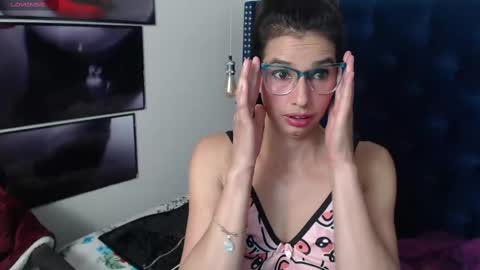 Snapshot of evawilliams_ chatting on 02/23/25, 04:39 Eva online show from 02/23/25, 04:39