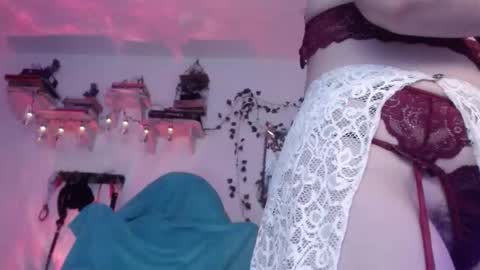 Eve Blue  friends. IG eve blue77 TW EveBlue 1 OF eveblue7 online show from 09/18/25, 04:47