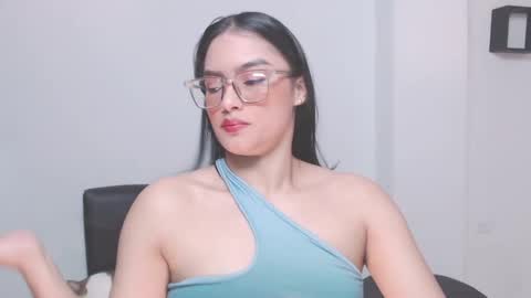 Snapshot of eve_rox18 chatting on 05/17/26, 01:25 Eve Rox18 online show from 05/17/26, 01:25