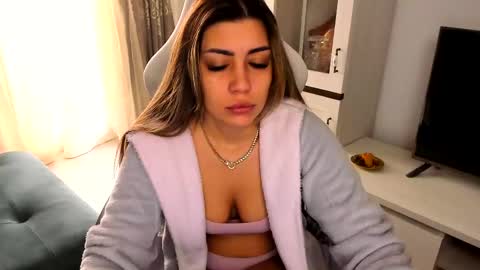 eveeevian online show from 02/12/25, 09:52