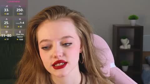 Snapshot of eveleen_soleen chatting on 12/13/24, 10:45 Eveleen online show from 12/13/24, 10:45