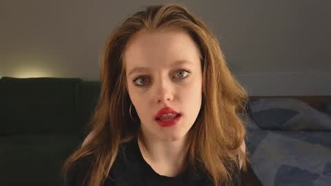 Snapshot of eveleen_soleen chatting on 01/10/25, 08:37 Eveleen online show from 01/10/25, 08:37