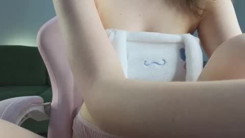 Snapshot of eveleen_soleen chatting on 02/28/25, 01:37 Eveleen online show from 02/28/25, 01:37