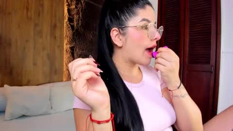 Snapshot of evelin_lopezz chatting on 09/09/25, 02:22 E V E L I N online show from 09/09/25, 02:22