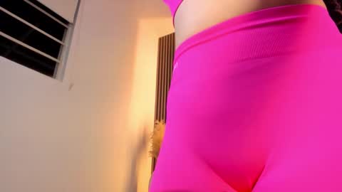 Snapshot of evelin_lopezz chatting on 10/16/25, 02:23 E V E L I N online show from 10/16/25, 02:23