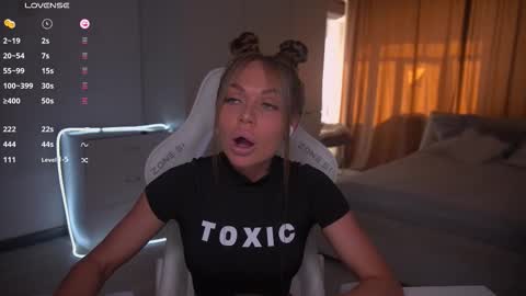 Snapshot of evelina_fox chatting on 10/07/25, 10:34 Evelina online show from 10/07/25, 10:34