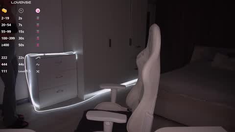 Snapshot of evelina_fox chatting on 10/08/25, 03:20 Evelina online show from 10/08/25, 03:20