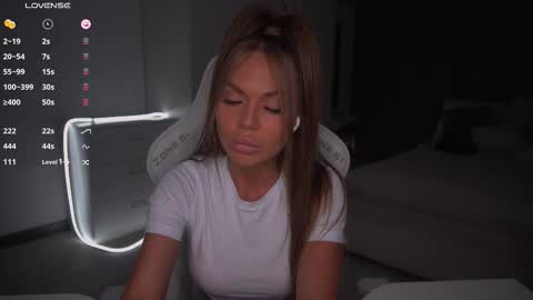 Snapshot of evelina_fox chatting on 10/17/25, 02:41 Evelina online show from 10/17/25, 02:41