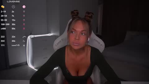 Snapshot of evelina_fox chatting on 10/26/25, 12:44 Evelina online show from 10/26/25, 12:44