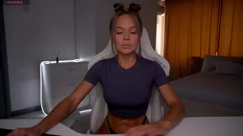 Snapshot of evelina_fox chatting on 06/06/26, 08:30 Evelina online show from 06/06/26, 08:30