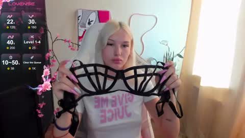 Snapshot of evelinalu chatting on 07/25/26, 01:15 Evelina online show from 07/25/26, 01:15
