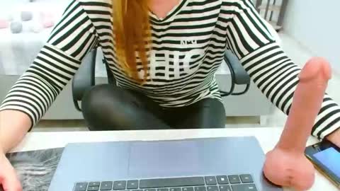 Snapshot of evelove33 chatting on 05/02/26, 05:29 evelove online show from 05/02/26, 05:29