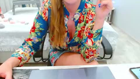 Snapshot of evelove33 chatting on 05/18/26, 03:40 evelove online show from 05/18/26, 03:40
