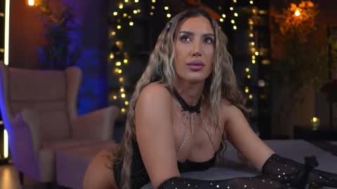 Evelyn online show from 12/18/25, 09:10