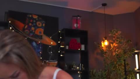 Evelyn online show from 04/02/26, 06:16