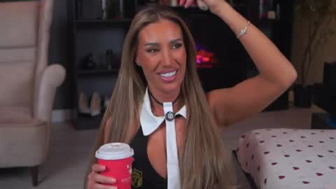 Evelyn online show from 04/13/26, 06:24