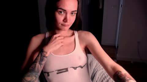 Snapshot of evelyn_gg chatting on 09/19/25, 01:45 Evelyn online show from 09/19/25, 01:45