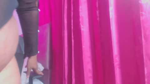 Evelyn Sandoval online show from 12/18/25, 02:28