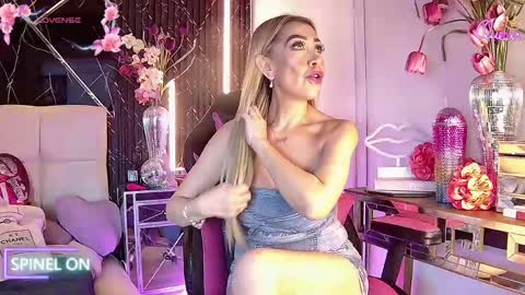 Snapshot of evelynagrey chatting on 04/27/26, 12:08 EvelynaGrey online show from 04/27/26, 12:08
