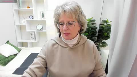 Evelyn online show from 09/23/25, 05:10