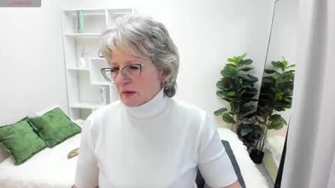 Evelyn online show from 10/13/25, 05:07