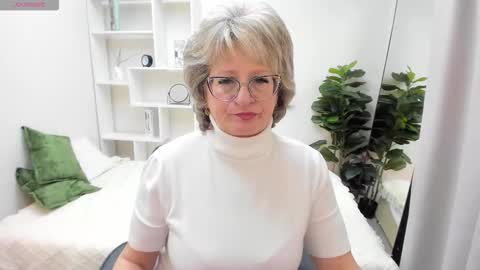 Evelyn online show from 10/14/25, 05:08