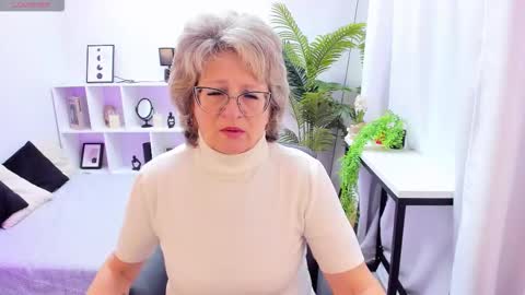 Evelyn online show from 11/04/25, 05:06