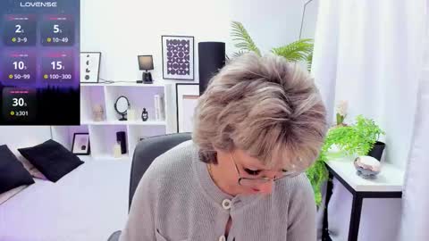 Evelyn online show from 11/21/25, 05:17