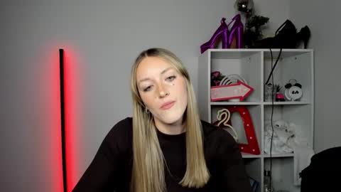 Snapshot of evelynblond chatting on 04/29/26, 05:30 evelynblond online show from 04/29/26, 05:30