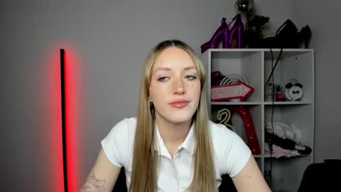 Snapshot of evelynblond chatting on 04/30/26, 12:55 evelynblond online show from 04/30/26, 12:55