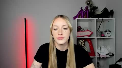 Snapshot of evelynblond chatting on 05/04/26, 12:23 evelynblond online show from 05/04/26, 12:23