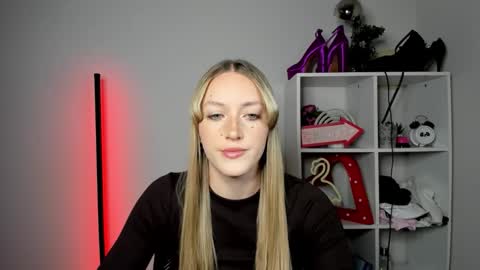 Snapshot of evelynblond chatting on 05/05/26, 12:24 evelynblond online show from 05/05/26, 12:24