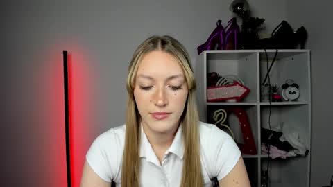 Snapshot of evelynblond chatting on 05/06/26, 12:43 evelynblond online show from 05/06/26, 12:43