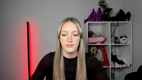 Snapshot of evelynblond chatting on 05/07/26, 12:43 evelynblond online show from 05/07/26, 12:43