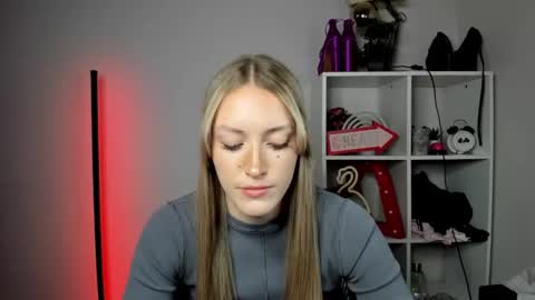 Snapshot of evelynblond chatting on 05/11/26, 02:45 evelynblond online show from 05/11/26, 02:45