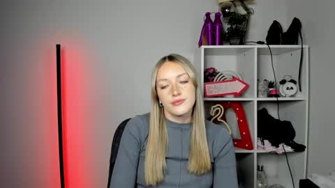 Snapshot of evelynblond chatting on 05/11/26, 04:26 evelynblond online show from 05/11/26, 04:26