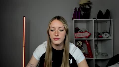 Snapshot of evelynblond chatting on 05/13/26, 12:57 evelynblond online show from 05/13/26, 12:57