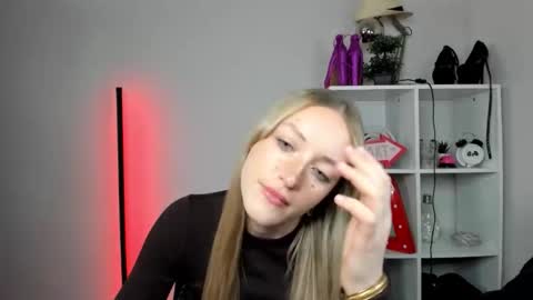 Snapshot of evelynblond chatting on 05/14/26, 12:45 evelynblond online show from 05/14/26, 12:45
