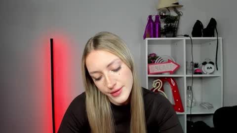 Snapshot of evelynblond chatting on 05/15/26, 05:36 evelynblond online show from 05/15/26, 05:36
