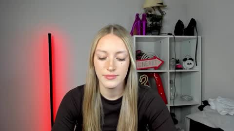 Snapshot of evelynblond chatting on 05/18/26, 12:44 evelynblond online show from 05/18/26, 12:44