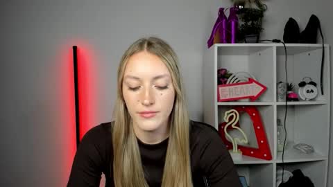 Snapshot of evelynblond chatting on 05/19/26, 12:44 evelynblond online show from 05/19/26, 12:44